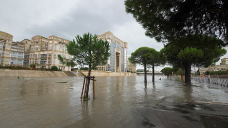 überflutete-Straße-Mit-Bäumen-Montpellier-Antigone-Le-Lez-Fluss-Frankreich